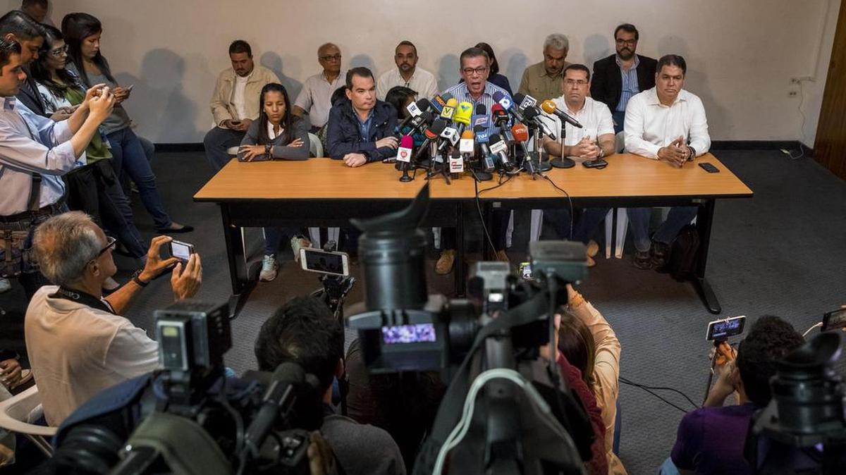 Gerardo Blyde (c), alcalde del municipio capitalino de Baruta y coordinador nacional del comando de campaña de la coalición opositora Mesa de la Unidad Democrática (MUD), denuncia irregularidades el 2 de octubre de 2017, en Caracas.