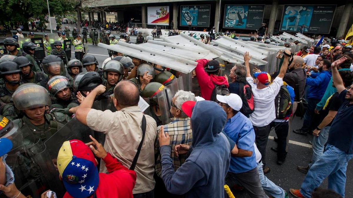 Opositores chocan con miembros de las Fuerzas Armadas Bolivarianas de Venezuela (FANB) durante una manifestación el miércoles en la autopista Francisco Fajardo de Caracas.