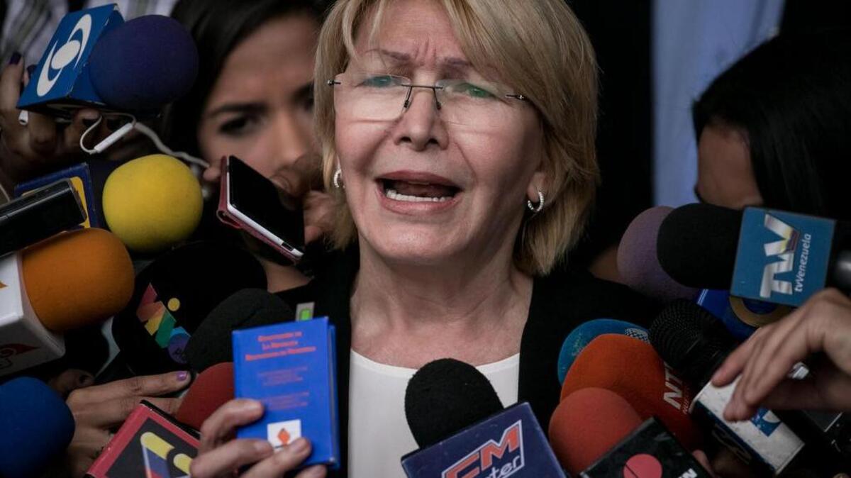 La fiscal general de Venezuela, Luisa Ortega Díaz, ofrece declaraciones a periodistas el martes 13 de junio de 2017, en Caracas.