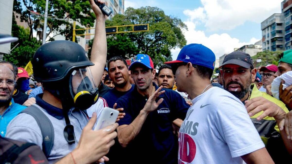 El líder venezolano de la oposición, Henrique Capriles (C), participa en una protesta de masas contra el gobierno del presidente Nicolás Maduro en Caracas el 8 de abril de 2017.