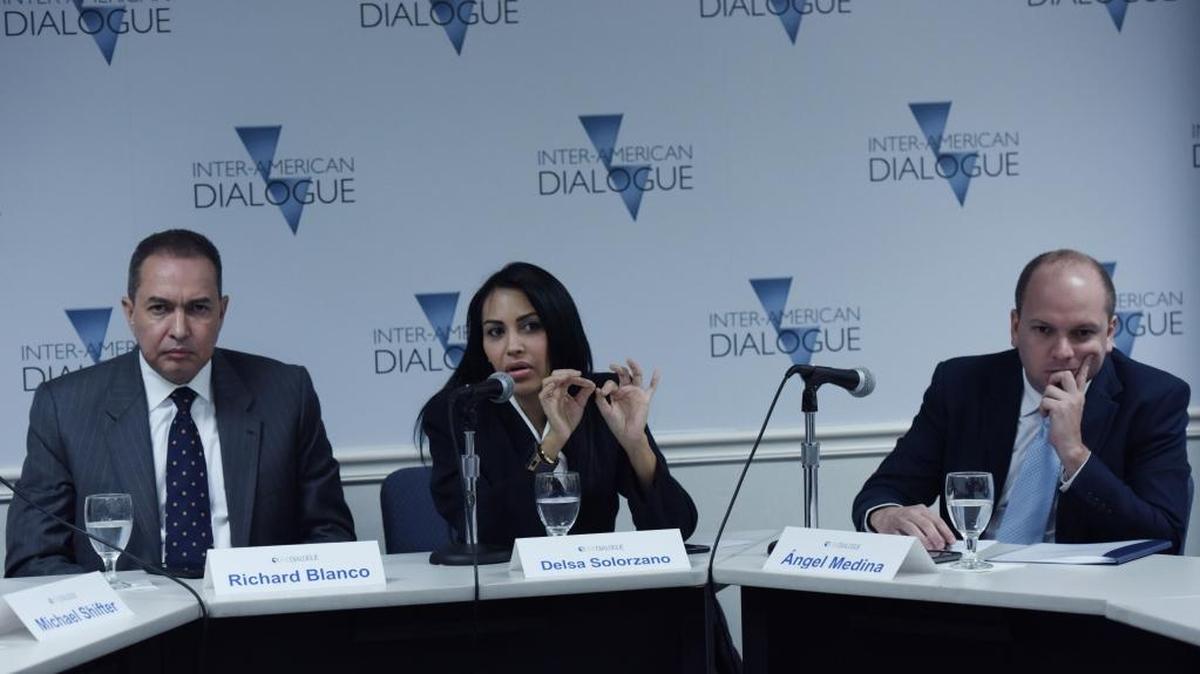 La diputada opositora Delsa Solórzano (c), junto a los diputados Ángel Medina (d) y Richard Blanco (i) participan hoy, jueves 28 de abril de 2016, en el foro "Perspectivas de la Oposición" en el laboratorio de ideas Diálogo Interamericano en Washington DC, (Estados Unidos). La oposición venezolana confía en que "la visión diferente" de Luis Almagro sobre el papel del secretario general de la Organización de Estados Americanos (OEA) les ayude a conseguir que los Estados miembros se pronuncien en el organismo por primera vez sobre la "crisis política y social" del país.