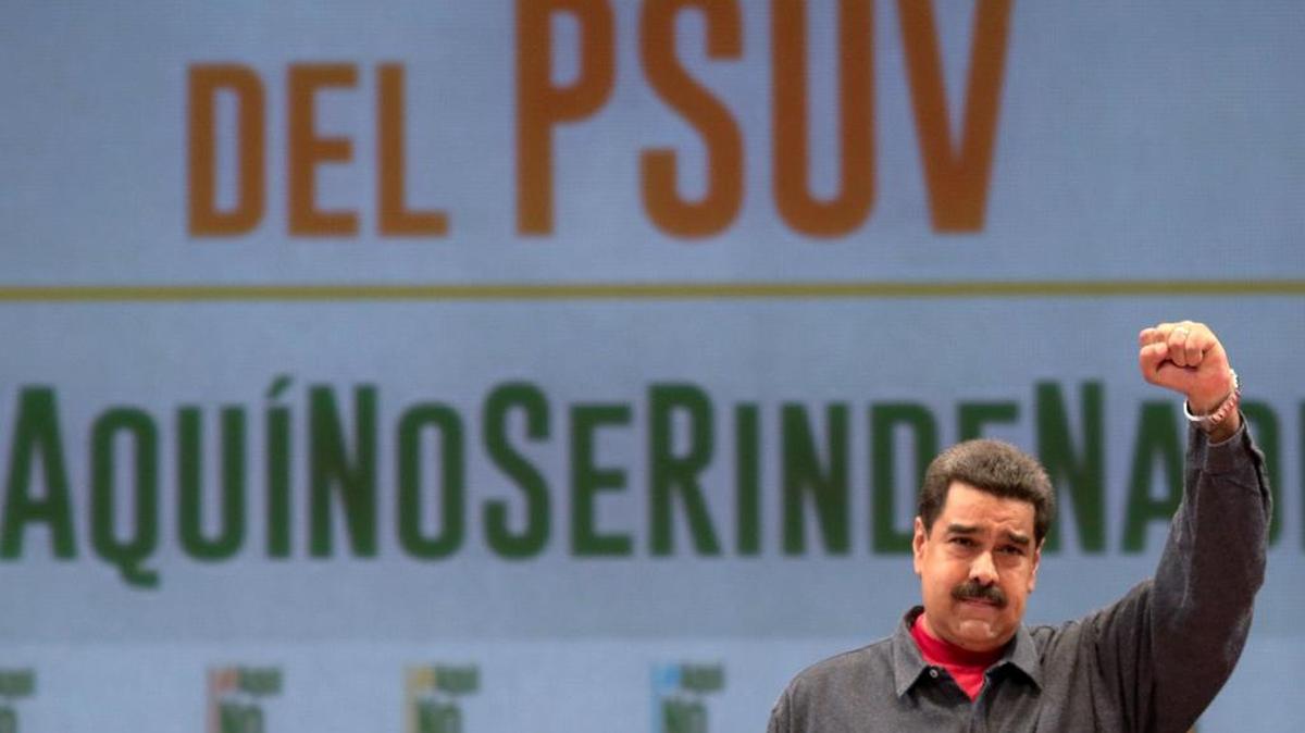 El presidente venezolano Nicolás Maduro saluda a sus seguidores el jueves 19 de mayo, en Caracas.