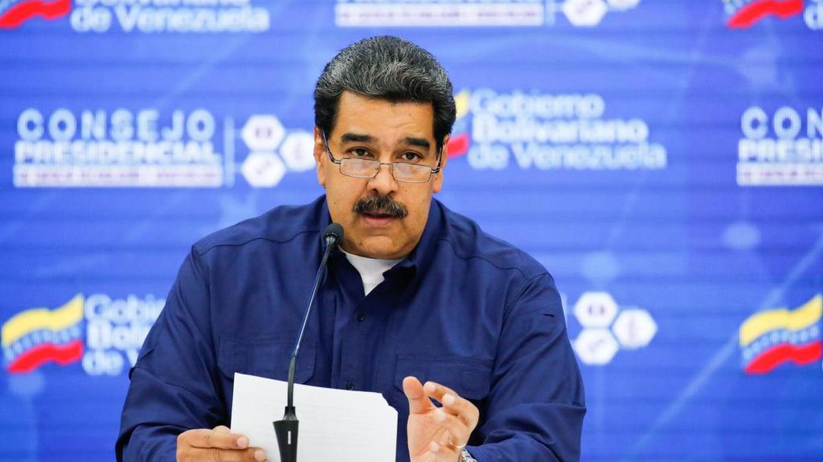 Fotografía cedida por prensa de Miraflores donde se observa al presidente venezolano, Nicolás Maduro, quien toma parte en un acto de Gobierno el lunes en Caracas (Venezuela).