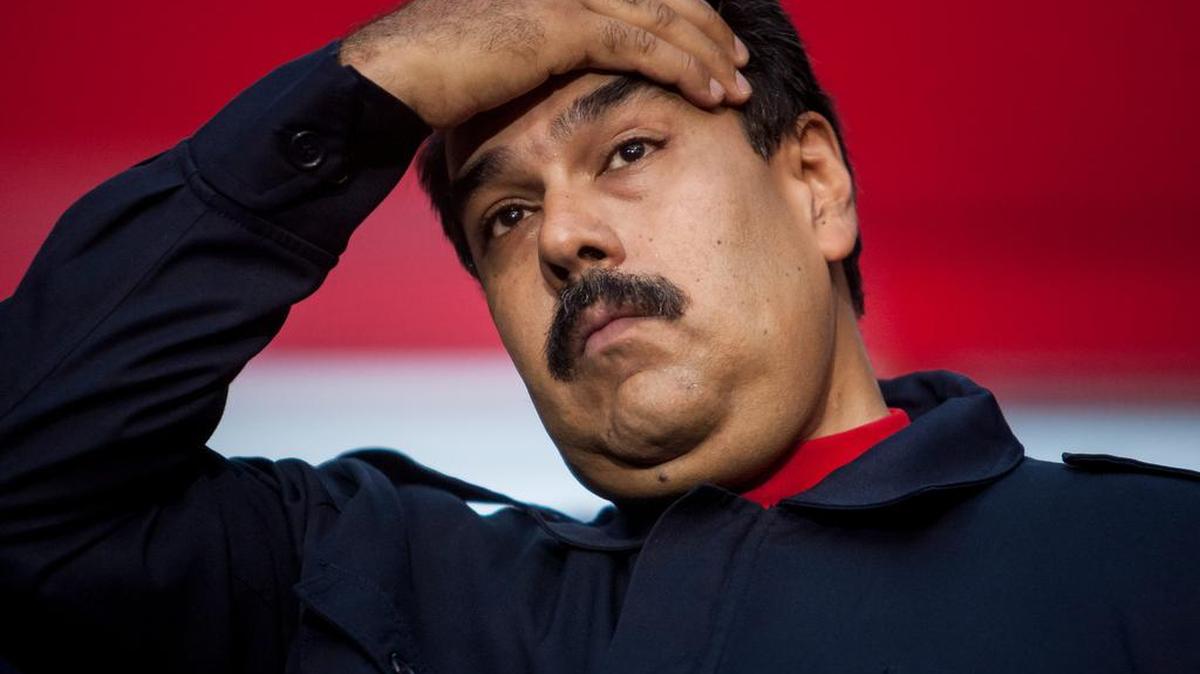 El presidente venezolano, Nicolás Maduro, habla ante una concentración de seguidores el lunes 26 de octubre de 2015, a la salida del Consejo Nacional Electoral, en Caracas (Venezuela).