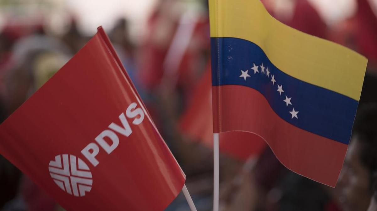 Banderas de PDVSA y venezolanas durante la toma de posesión de la junta directiva de la petrolera estatal venezolana en Caracas, Venezuela, el martes 31 de enero de 2017.