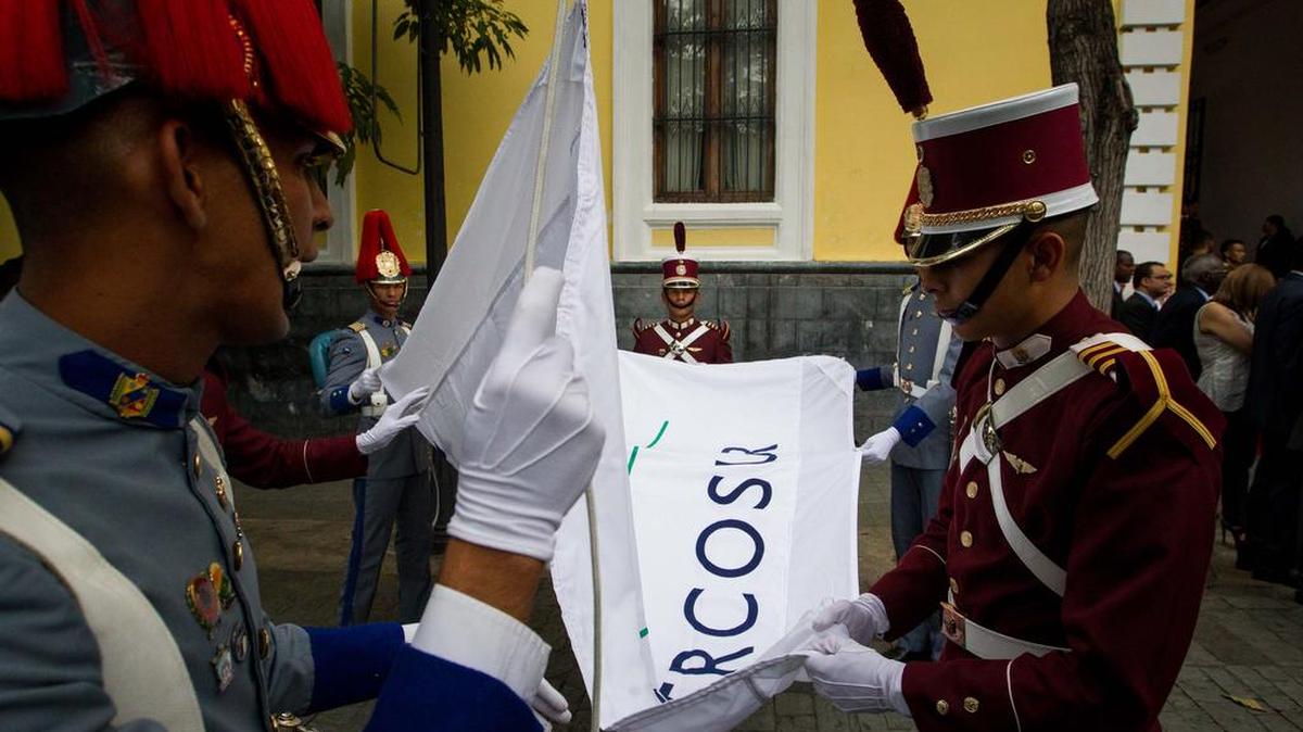 Militares venezolanos participan en la izada de bandera de Mercosur en la entrada de la sede protocolar de la cancillería de Venezuela, el viernes 5 de agosto del 2016, en Caracas (Venezuela).