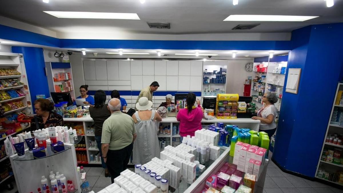 Foto de archivo. Clientes compran medicamentos en una farmacia de Caracas.