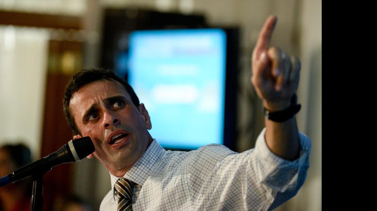 
El dirigente opositor venezolano y gobernador del estado Miranda, Henrique Capriles, ofrece una rueda de prensa sobre un plan económico para el país el martes 14 de julio de 2015, en Caracas (Venezuela). 
