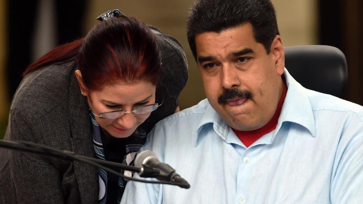 El presidente venezolano Nicolás Maduro, habla con la primera dama Cilia Flores, el jueves durante una demostración en el Palacio de Miraflores.