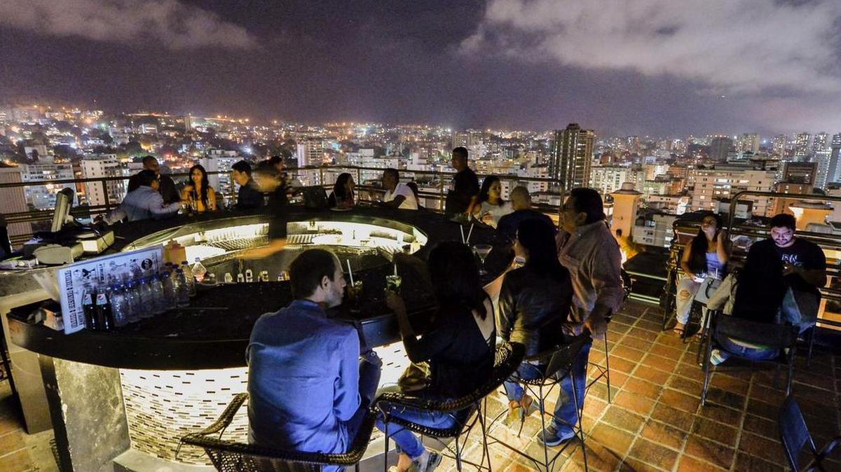Un grupo de personas en un club nocturno en Caracas, Venezuela, el 25 de mayo de 2017.