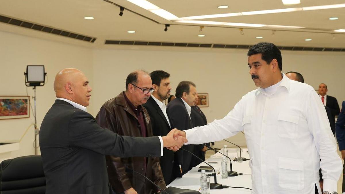 FotografÍa cedida por prensa de Miraflores donde se observa al presidente de Venezuela, Nicolas Maduro (d), quien saluda al secretario de la coalición opositora Mesa de la Unidad Democrática (MUD), Jesús Torrealba, en la reunión entre oposición y Gobierno el domingo 30 de octubre de 2016, en Caracas (Venezuela).