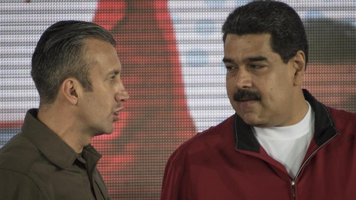 El vicepresidente de Venezuela, Tareck El Aissami, habla con Nicolás Maduro, presidente de Venezuela, en Caracas, Venezuela, el 31 de enero de 2017. Foto de archivo.