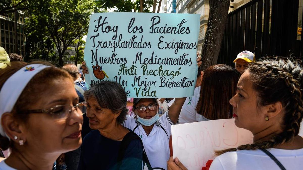 Una mujer sostiene un cartel durante una protesta por la escasez de medicamentos en Caracas, el 20 de noviembre de 2017.