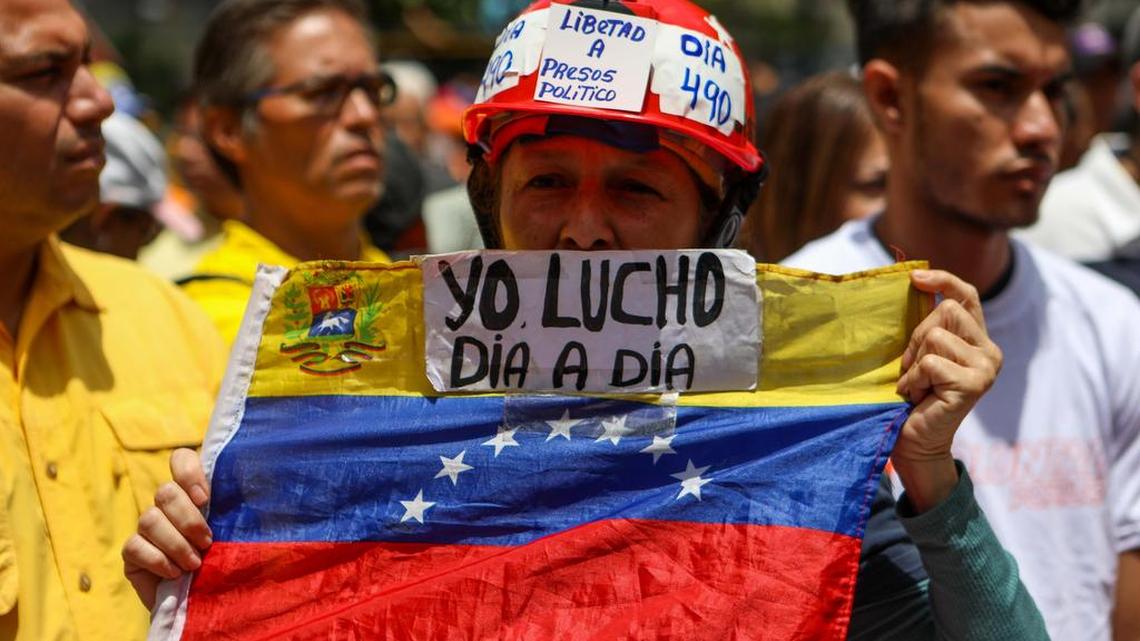 Manifestantes opositores gritan consignas durante una protesta contra las medidas económicas del gobierno, el 25 de agosto de 2018, en Caracas, Venezuela. La oposición venezolana convocó a una concentración para manifestar su rechazo al “paquetazo rojo” de medidas económicas aplicadas recientemente por el gobierno de Nicolás Maduro.