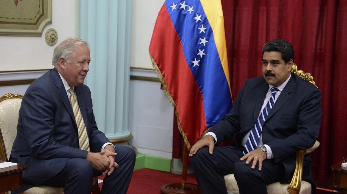 El presidente venezolano Nicolás Maduro (der.) se reúne con Thomas Shannon, subsecretario de Estado de EEUU, el 22 de junio de 2016 en Caracas.
