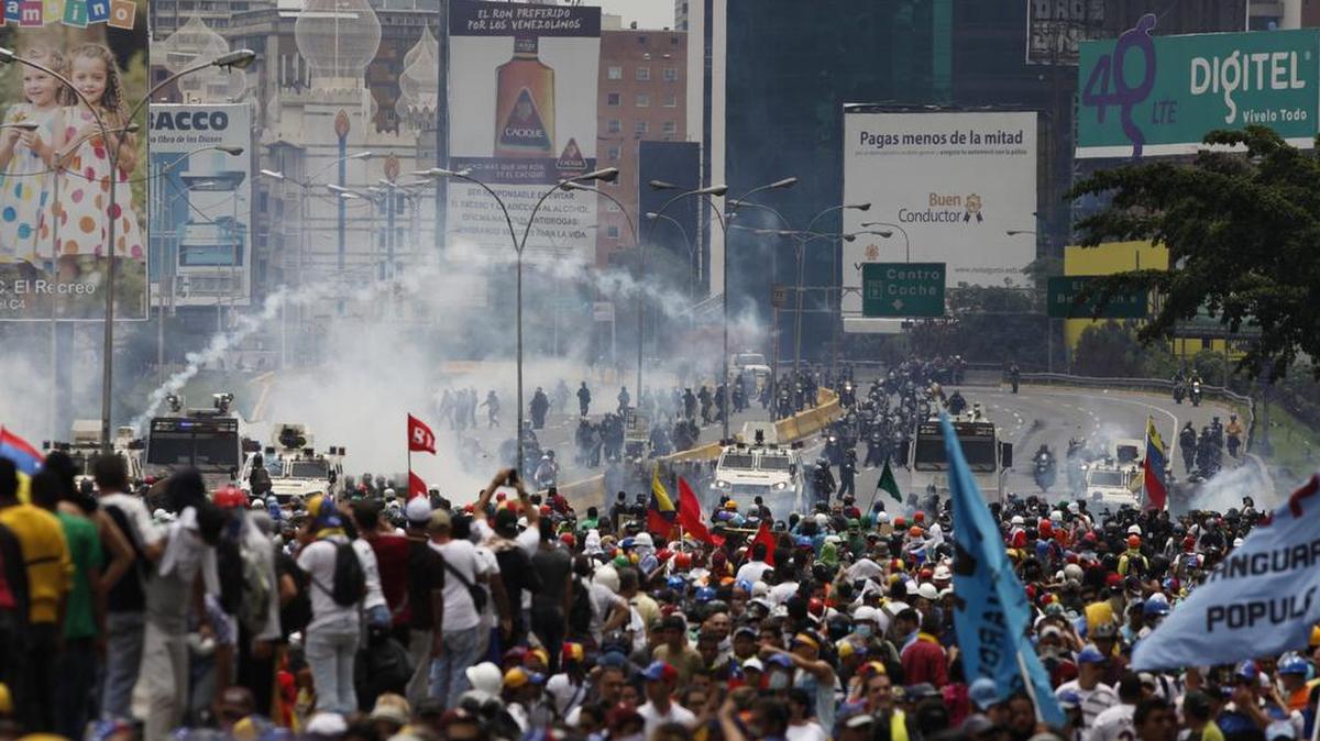 Una protesta anti-gubernamental contra el decreto del presidente venezolano Nicolás Maduro para reescribir la Constitución es reprimida con gas lacrimógeno por la Guardia Nacional Bolivariana, que les impide a los manifestantes llegar a la Asamblea Nacional en Caracas, Venezuela, el miércoles 3 de mayo de 2017.