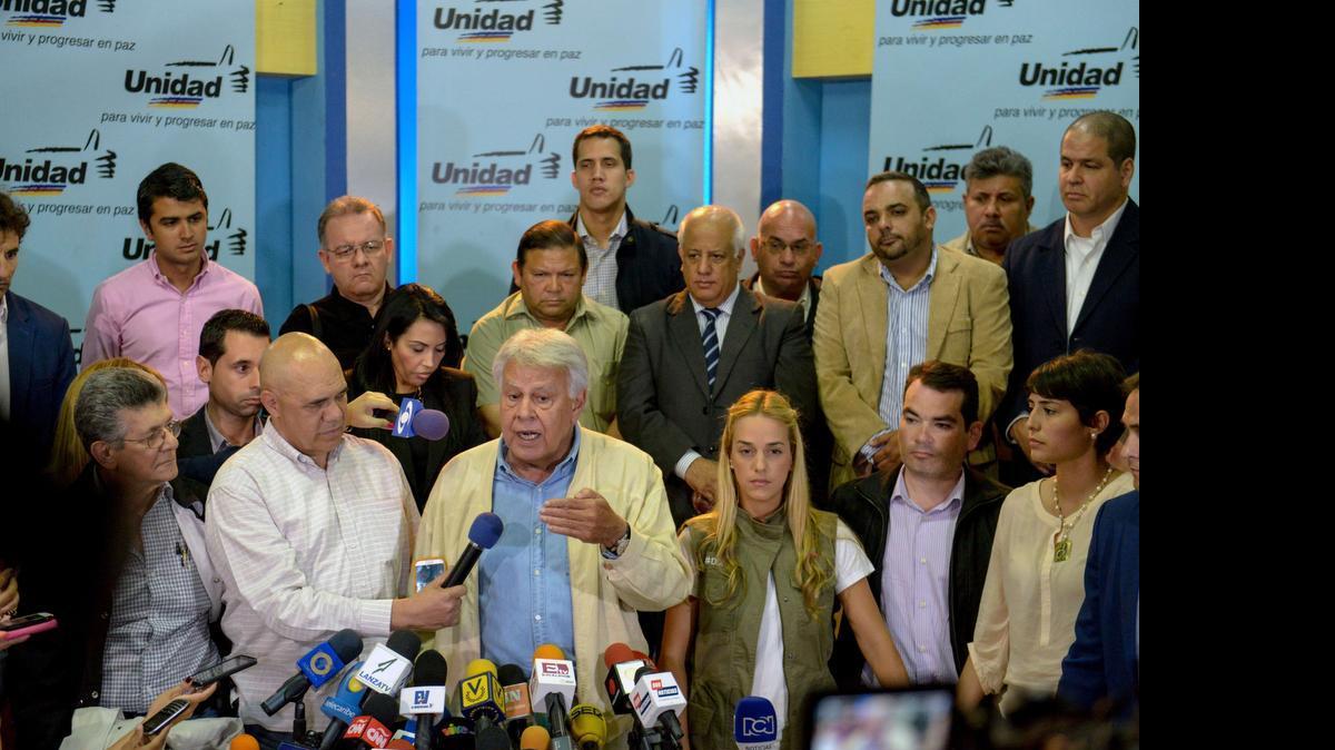 
El ex presidente del Gobierno español Felipe González habla con la prensa durante su visita a Venezuela.
