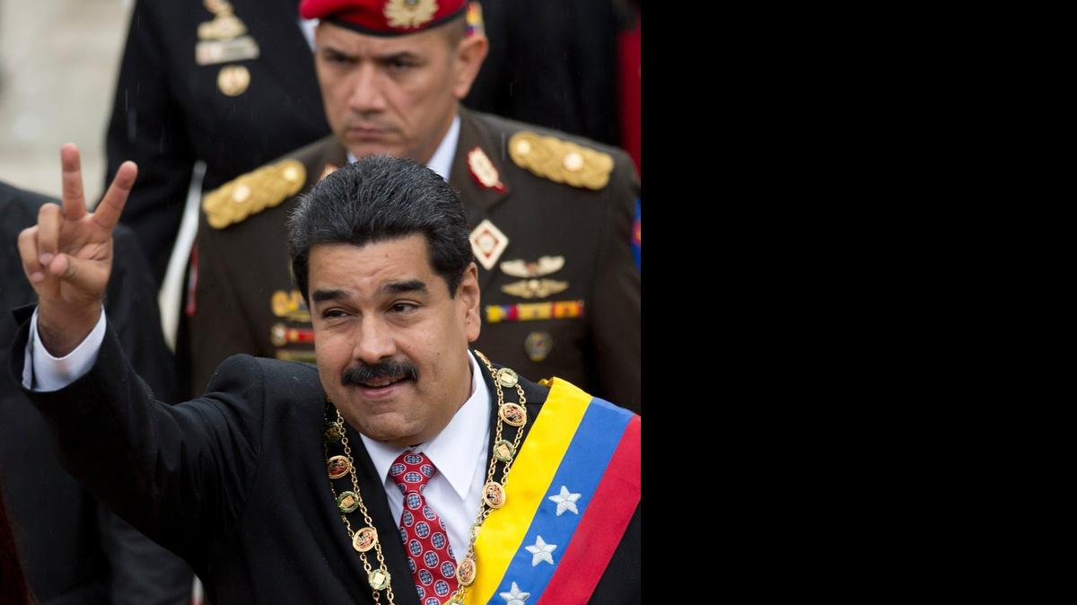 
El presidente de Venezuela, Nicolás Maduro, hace la señal de victoria al arribar a la Asamblea Nacional, donde se realiza este domingo una sesión espeical por la independencia de ese país latinoamericano.

