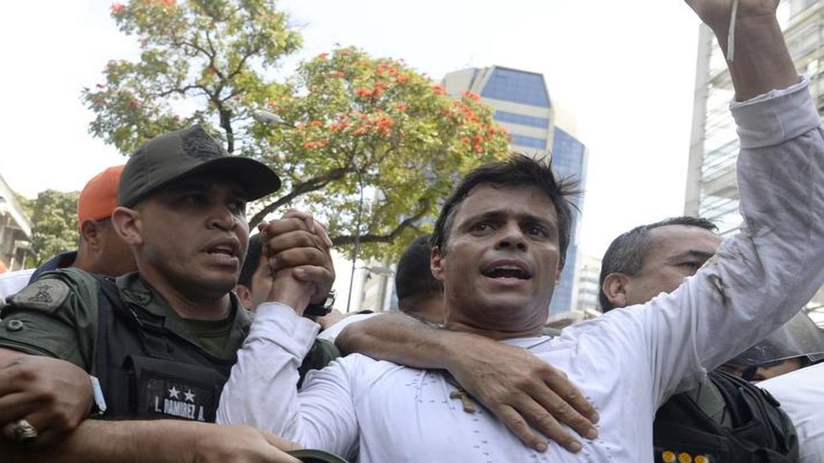 
El líder opositor venezolano Leopoldo López se entrega a las autoridades el 18 de febrero de 2014, en Caracas. 
