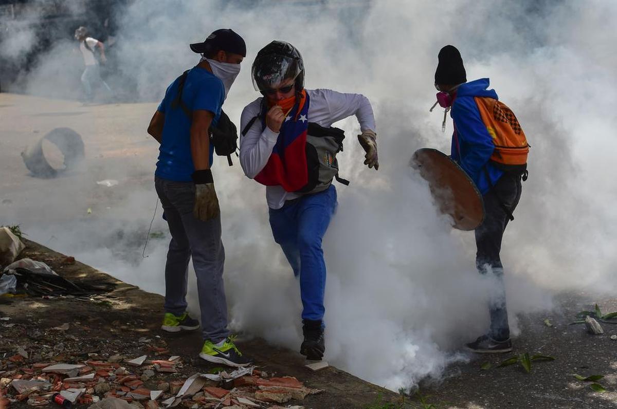 Varios manifestantes se enfrentan a agentes policiales durante una protesta contra el gobierno de Nicolás Maduro, el miércoles 19 de abril de 2017 en Caracas.