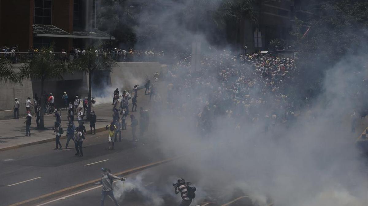 Miles de personas en la capital venezolana protestan contra el gobierno del presidente Nicolás Maduro, exigiendo nuevas elecciones y prometiendo permanecer en las calles durante la Semana Santa.