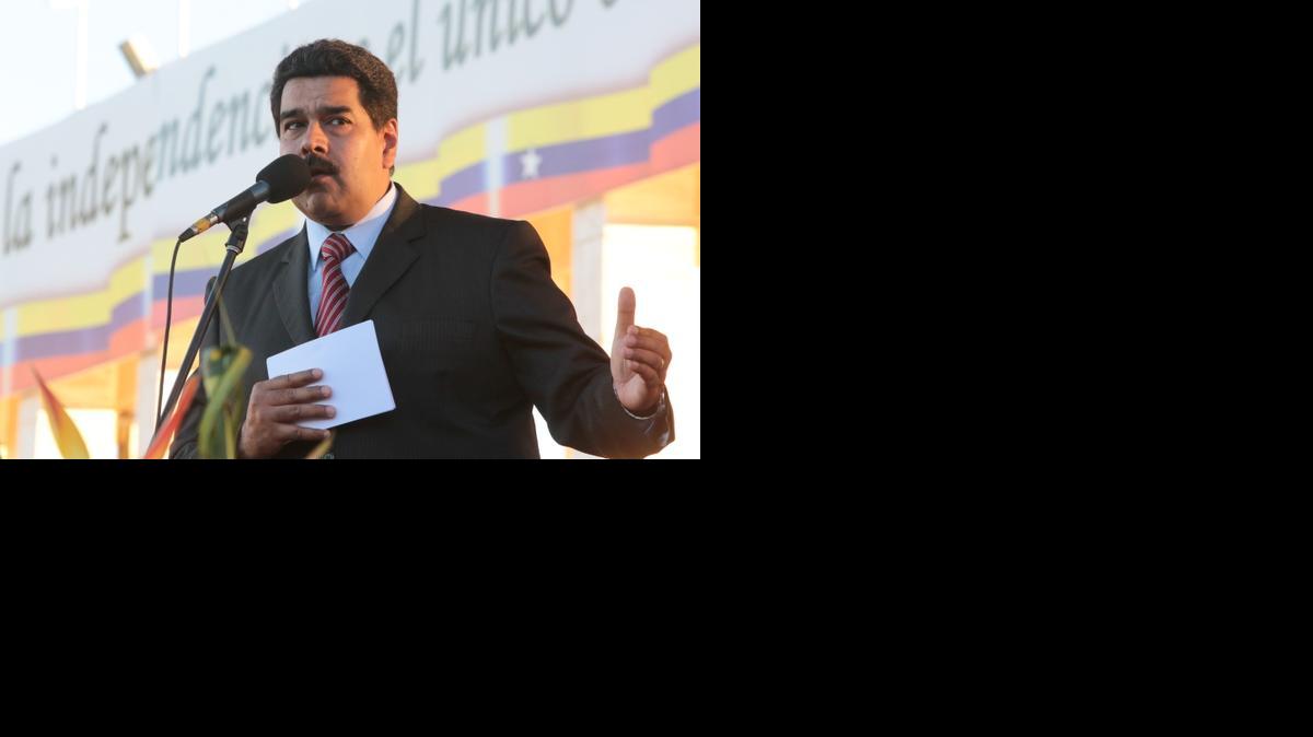 
Fotografía cedida por prensa de Miraflores donde se observa al presidente venezolano Nicolás Maduro durante un acto de graduación de los oficiales de tropa y asimilados de la Fuerzas Armadas Nacionales Bolivarianas (FANB), el 27 de enero de 2015, en la ciudad de Caracas, Venezuela.
