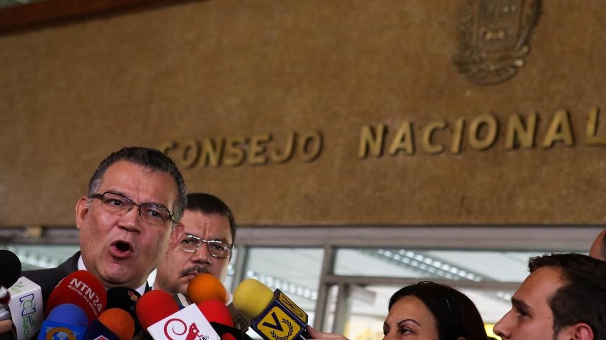 El vicepresidente de la Asamblea Nacional, Enrique Márquez (c), habla con la prensa el miércoles 1 de junio de 2016, tras reunirse con directivas del Consejo Nacional Electoral (CNE) en Caracas (Venezuela).