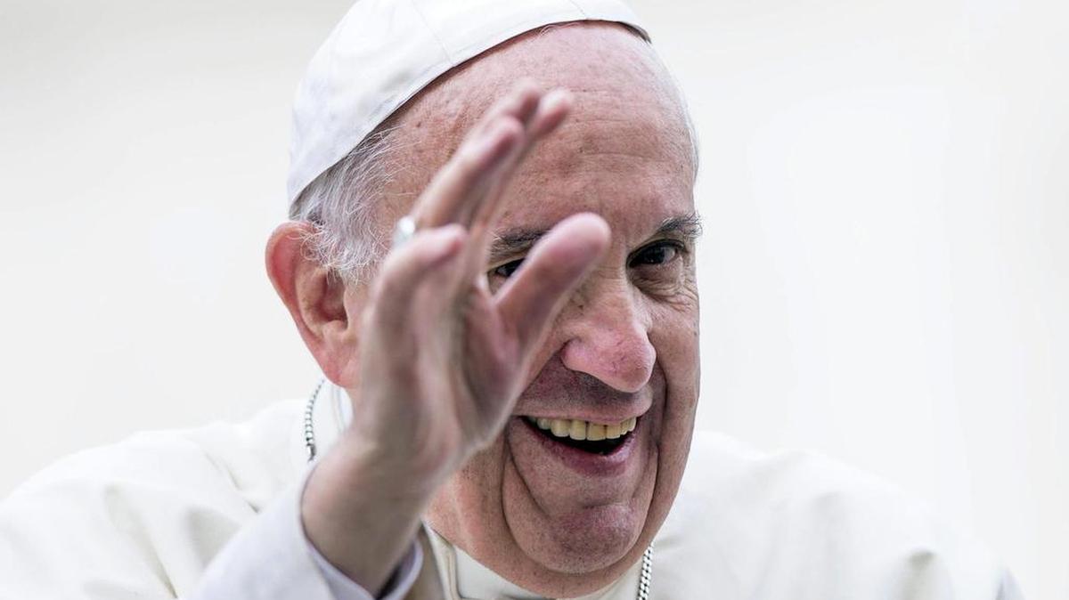 El papa Francisco saluda a los fieles a su llegada la audiencia general de los miércoles en el Vaticano el 19 de octubre de 2016.