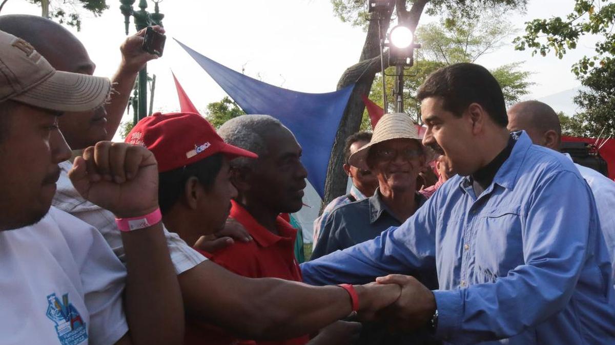 Fotografía cedida por el Palacio de Miraflores donde se observa al presidente de Venezuela Nicolás Maduro saludando a seguidores durante un acto de gobierno el sábado 20 de febrero del 2016, en la ciudad de Caracas (Venezuela).