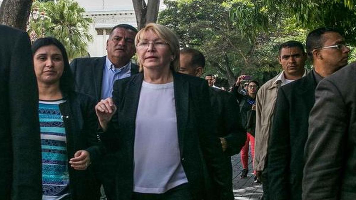 La fiscal general venezolana, Luisa Ortega Díaz (c), sale tras participar en una sesión de la Asamblea Nacional el lunes 3 de julio de 2017, en Caracas (Venezuela).