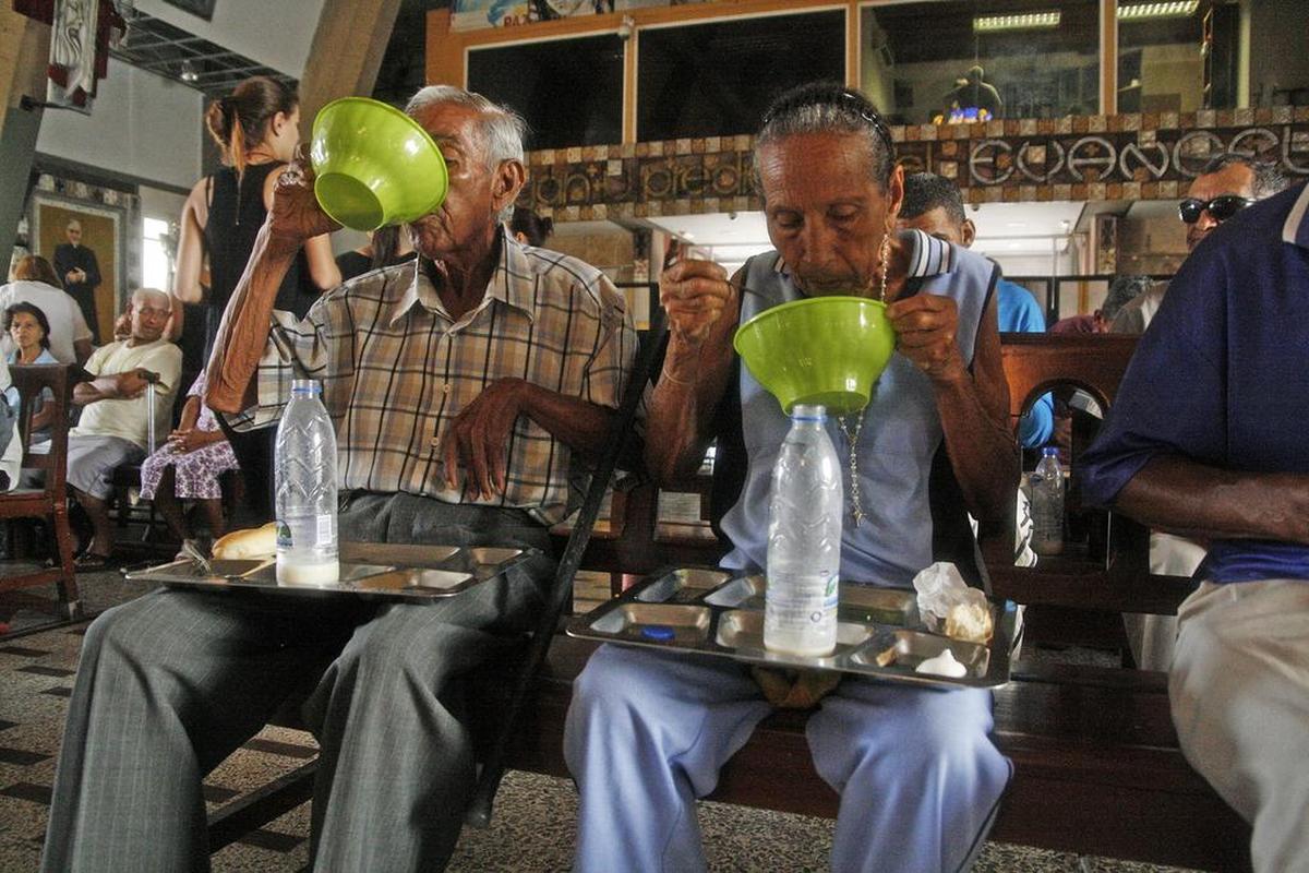 La falta de peso es evidente entre las personas que acuden a la iglesia. Muchos de los presentes están extremadamente flacos, dando claras señales de que llevan meses sin comer bien.