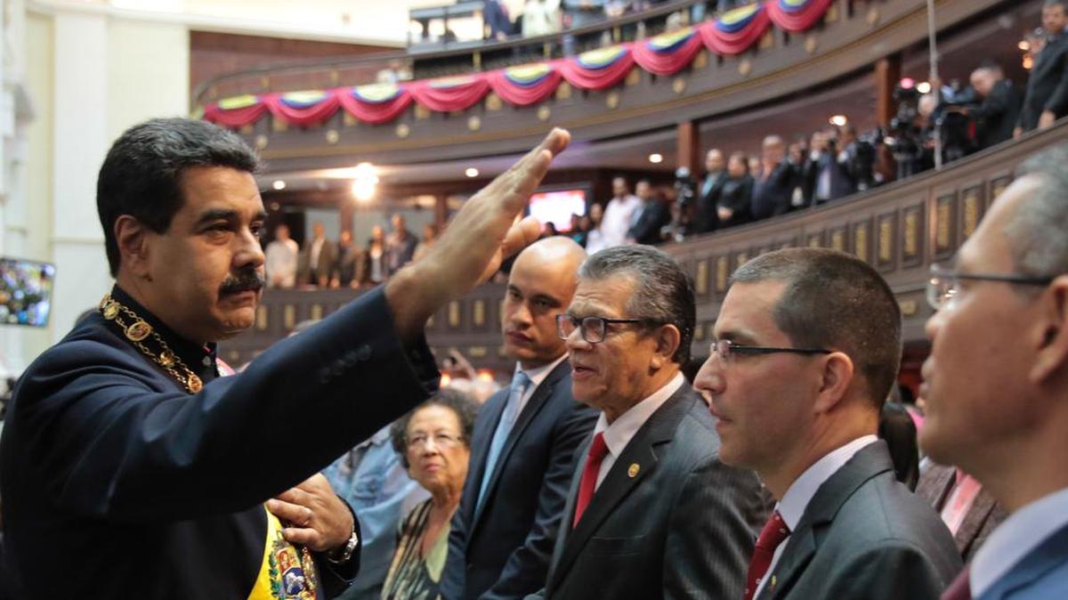 El mandatario de Venezuela, Nicolás Maduro (izq.), mientras participa en un acto de la cuestionada Asamblea Nacional Constituyente el jueves 10 de agosto de 2017 en Caracas.