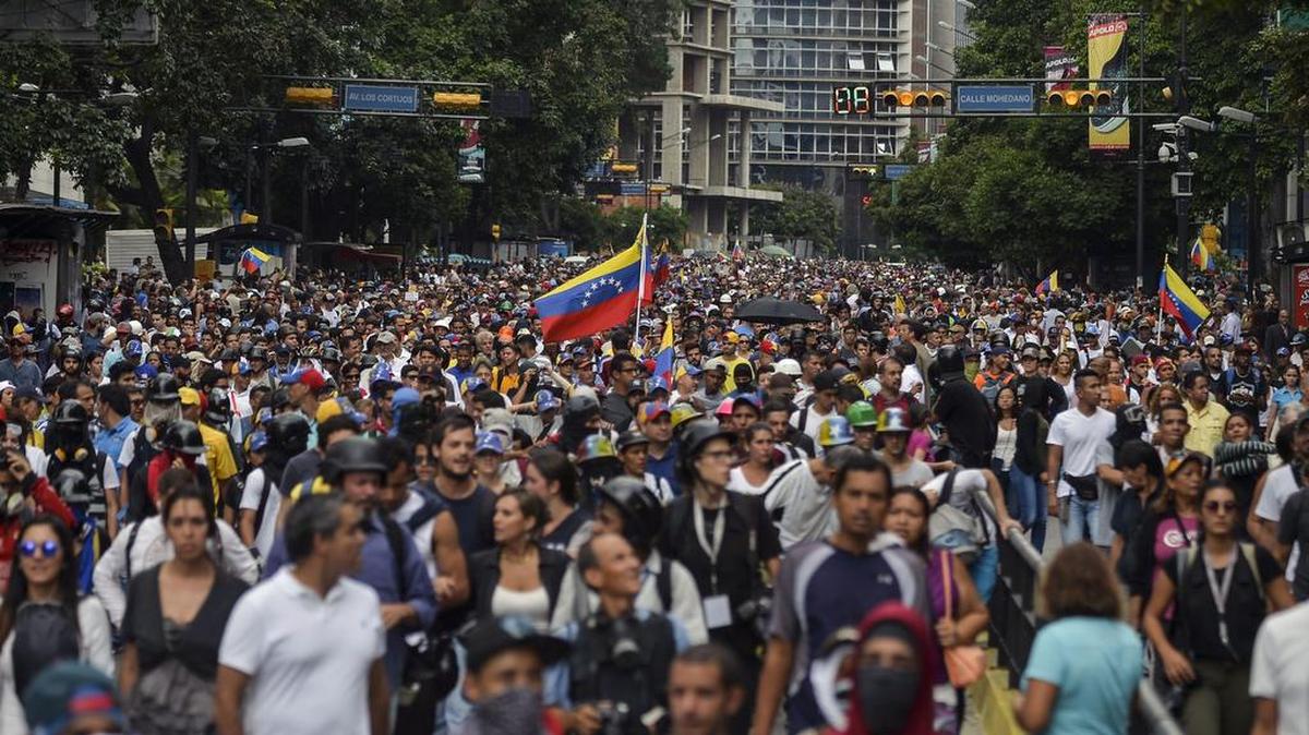 Manifestantes protestan contra el gobierno del presidente Nicolás Maduro en Caracas, el 7 de junio de 2017.