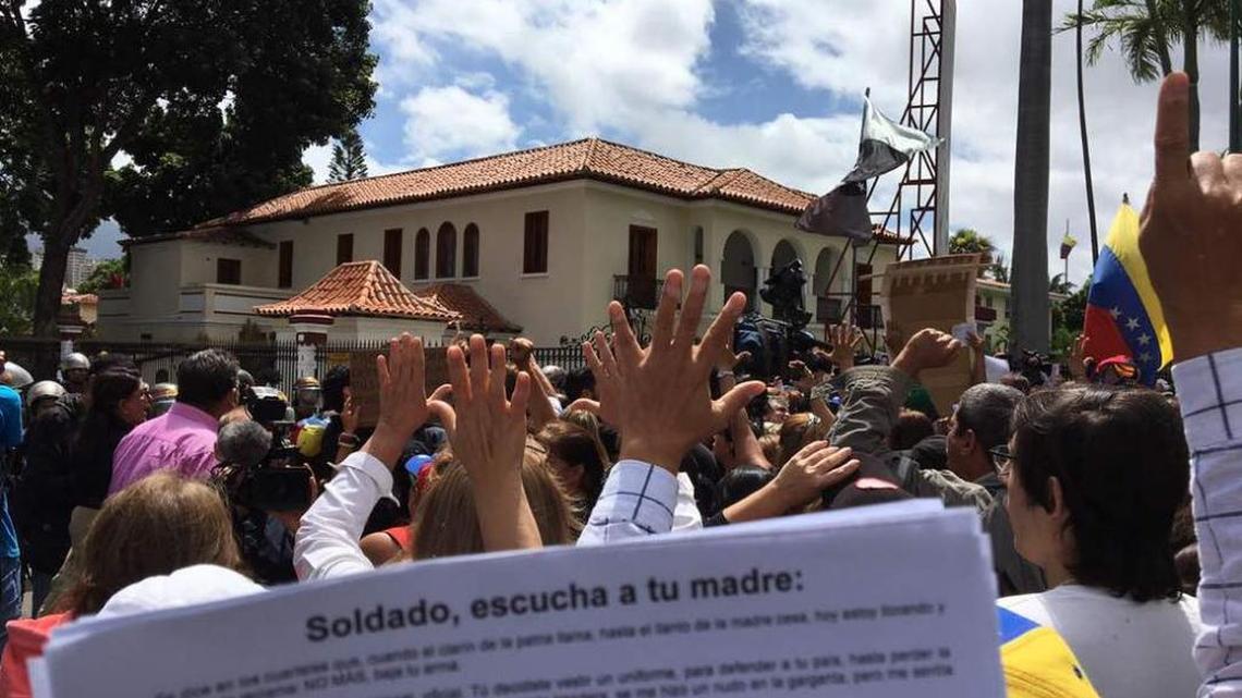 Un grupo de mujeres venezolanas protestas cerca de un comando de la Guardia Nacional en Caracas/