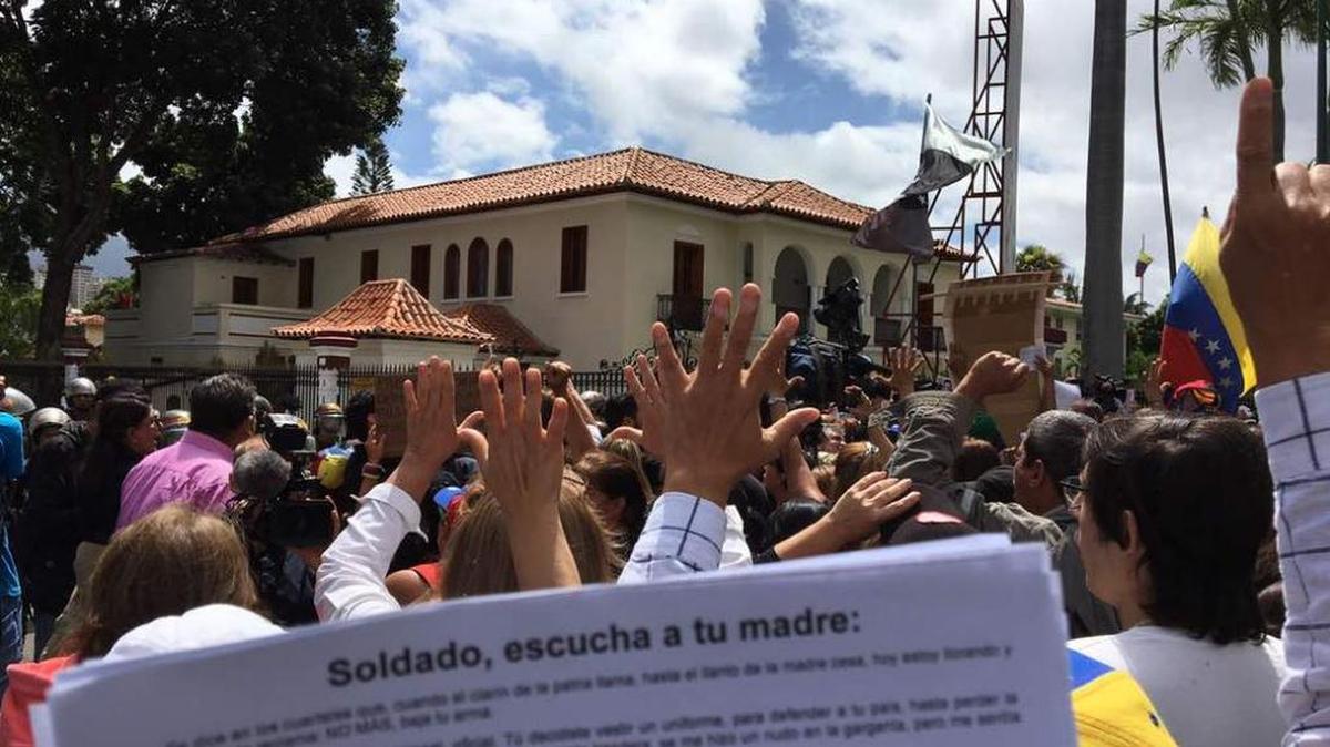 Un grupo de mujeres venezolanas protestas cerca de un comando de la Guardia Nacional en Caracas/