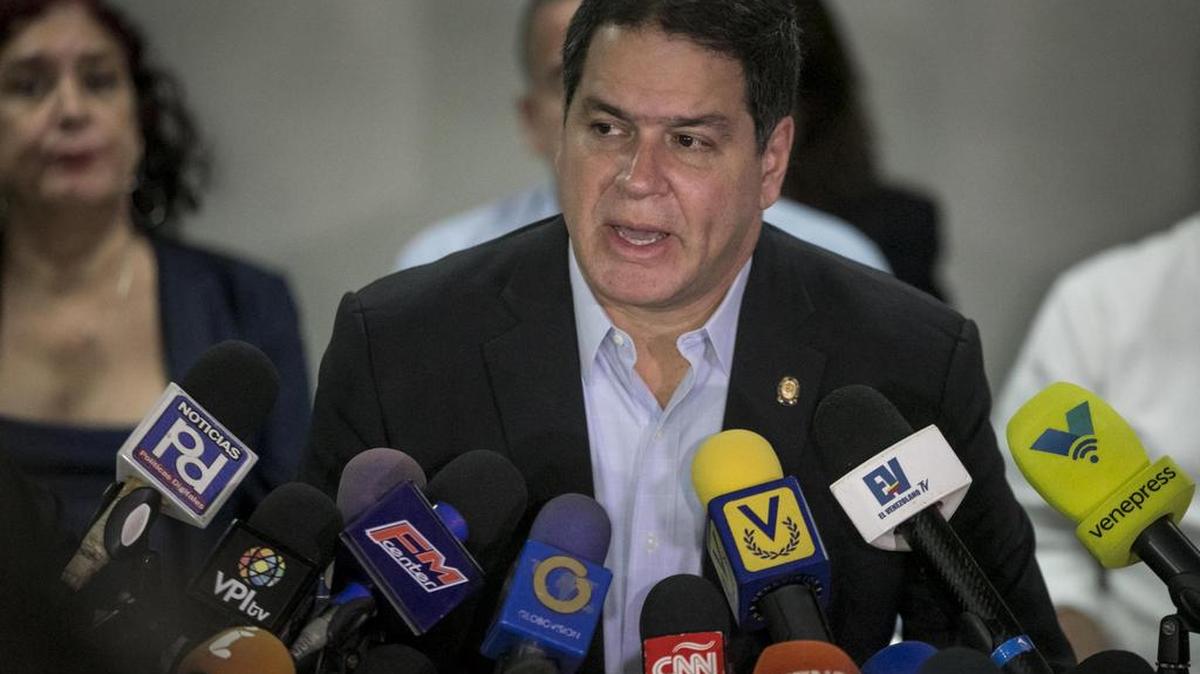 El presidente de la comisión de Política Exterior del Parlamento venezolano, el opositor Luis Florido, habla durante una rueda de prensa el jueves 09 de noviembre de 2017, en Caracas, Venezuela.