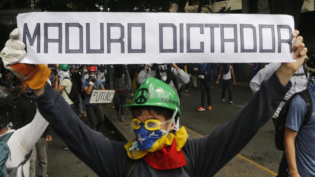 Declarando el rompimiento del hilo constitucional en Venezuela, la Cámara de Representantes de EEUU aprobó el jueves un proyecto de ley que conduciría a la aplicación de nuevas sanciones contra el régimen de Nicolás Maduro. De ser ratificada por el Senado por el presidente Donald Trump, la medida también activaría programas para brindar ayuda humanitaria a la golpeada población del país petrolero. (AP Photo/Ariana Cubillos)