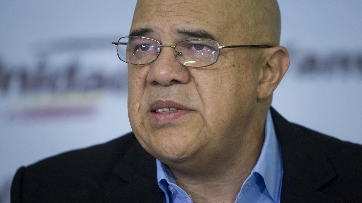 El secretario general de la coalición política de oposición Mesa de Unidad Democrática (MUD), Jesús Torrealba (2d) habla durante una rueda de prensa hoy, martes 8 de marzo de 2016, en Caracas (Venezuela). 