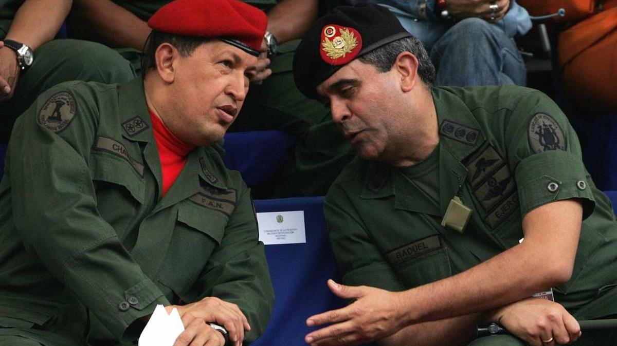 El general Raúl Baduel (der.), entonces ministro de Defensa, conversa con el fallecido gobernante Hugo Chávez, en el 2006, en Caracas.