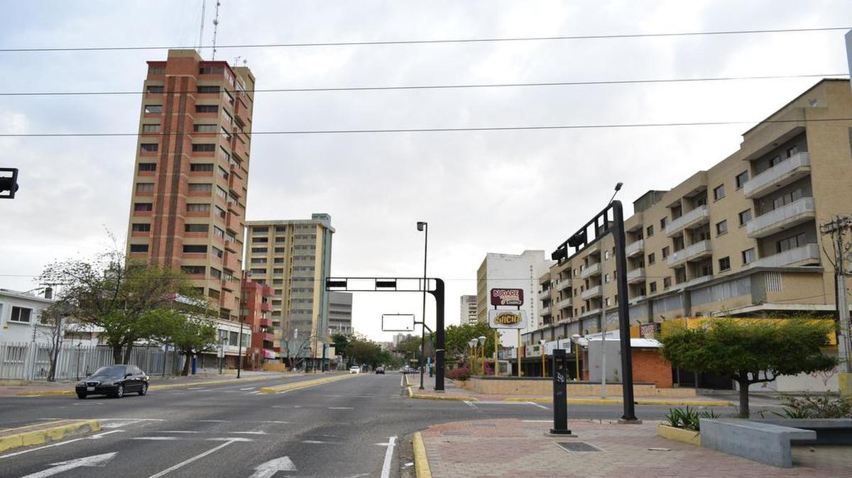 ACOMPA-A CR”NICA: VENEZUELA CRISIS. AME3664. MARACAIBO (VENEZUELA), 23/04/2019.- Vista de la avenida “5 de Julio” vacía y sin electricidad, el 21 de abril, en Maracaibo (Venezuela). Norma despacha con rapidez la solicitud de una entrevista. Quiere volver a encerrarse en su habitación y sentir el frío del aire acondicionado durante las ocho horas con electricidad que recibe a diario en Maracaibo, la ciudad venezolana más rica y poblada después de Caracas. EFE/Henry Chirinos
