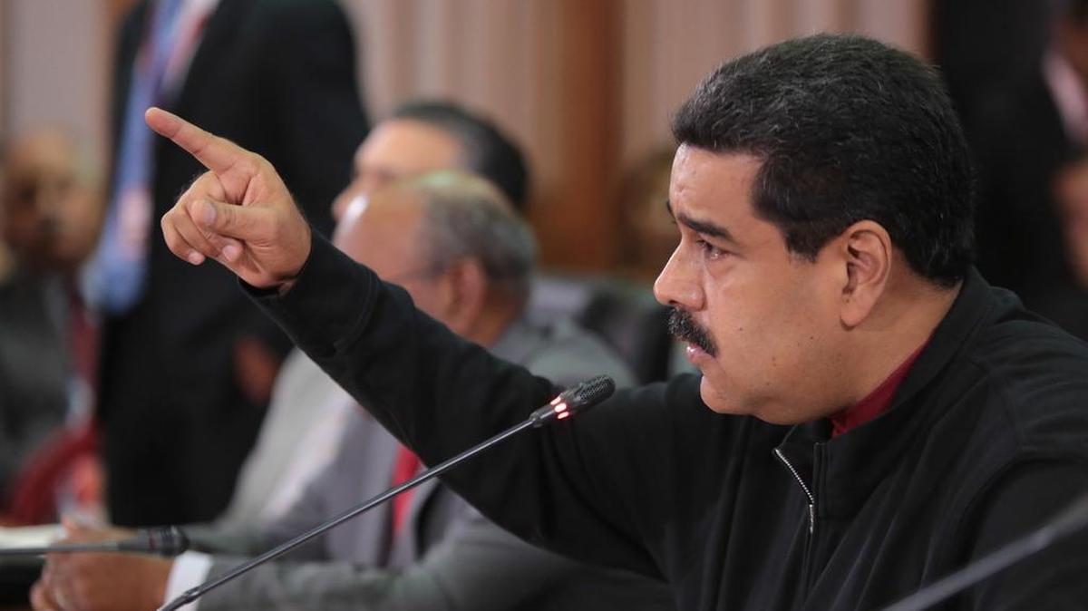 Fotografía cedida por el Palacio de Miraflores que muestra al presidente venezolano, Nicolás Maduro, mientras habla ante el XVI consejo de ministros de Petrocaribe el viernes 27 de mayo de 2016, en Caracas (Venezuela).