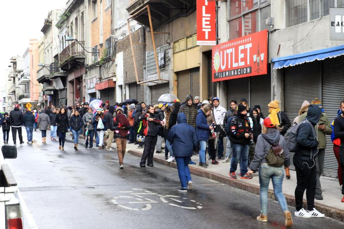 Ciudadanos venezolanos residentes en Uruguay hacen fila en la calle para votar durante la consulta popular promovida por la oposición venezolana el domingo 16 de julio de 2017, en Montevideo (Uruguay).