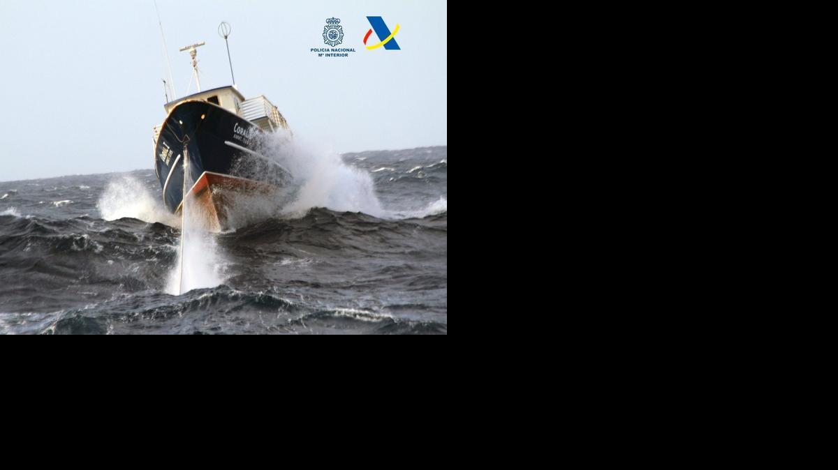 
 Fotografía facilitada por la Agencia Tributaria que interceptó el pasado 5 de enero en el Atlántico sur un pesquero, el Coral l, cargado con 1.500 kilos de cocaína con destino a la costa gallega. En una operación conjunta, la Agencia Tributaria y la Policía Nacional arrestaron a los nueve tripulantes del buque, todos ellos de nacionalidad venezolana, y pocas horas después se detuvo en varias localidades de Pontevedra y en Madrid a otras diez personas del clan de 'narcos' gallegos que iba a recibir la droga. EFE
