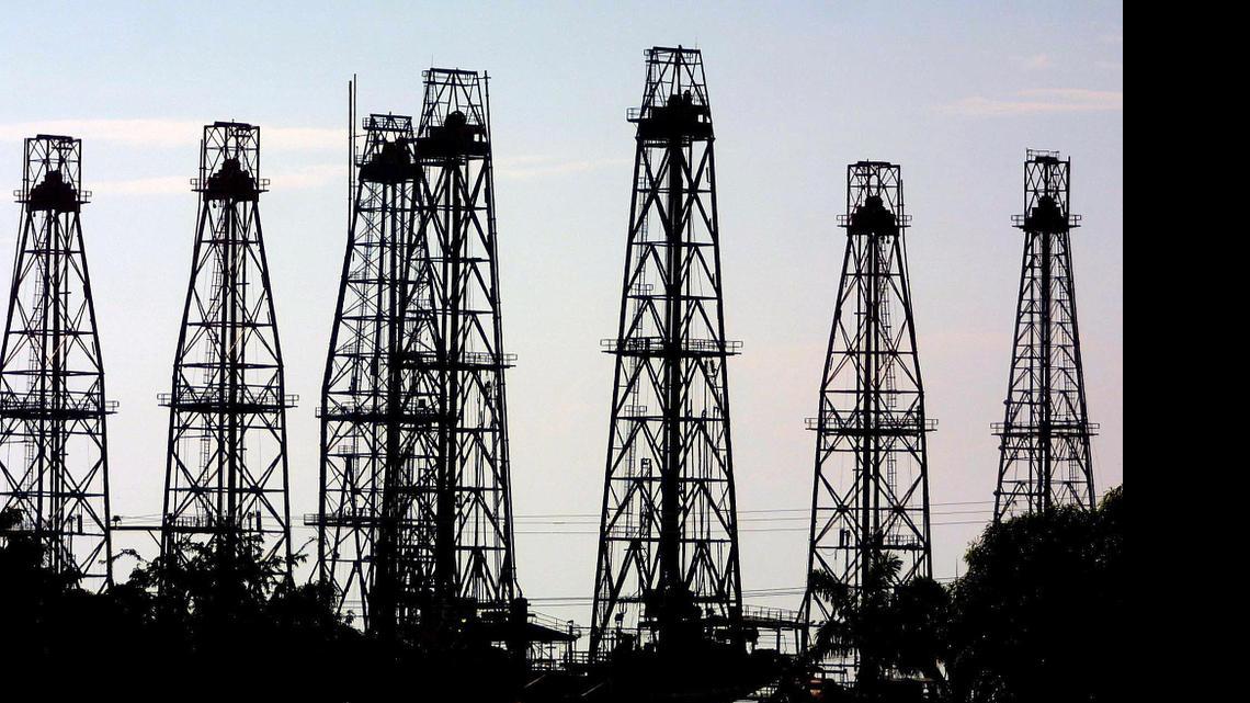 El país con las mayores reservas probadas de crudo se ha visto duramente golpeado por el nuevo contexto de precios bajos, y en el 2014 la estatal Pdvsa acusó una caída de la producción, los ingresos y las exportaciones.