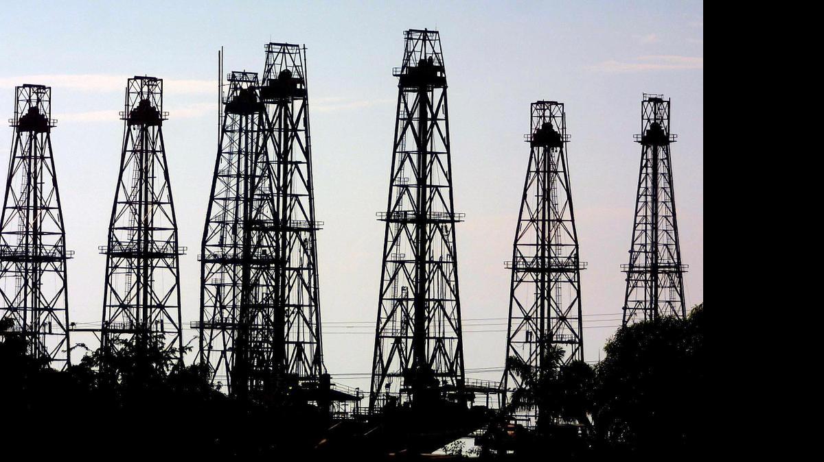 El país con las mayores reservas probadas de crudo se ha visto duramente golpeado por el nuevo contexto de precios bajos, y en el 2014 la estatal Pdvsa acusó una caída de la producción, los ingresos y las exportaciones.