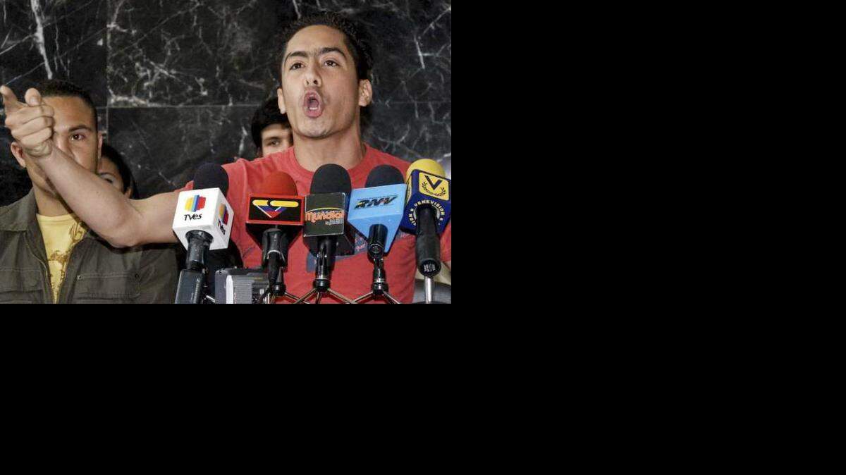 Fotografía de archivo con fecha 4 de marzo del 2008 donde se observa al diputado del Partido Socialista Unido de Venezuela, Robert Serra, participar en una rueda de prensa en la sede de la Universidad Bolivariana de Venezuela en la ciudad de Caracas.