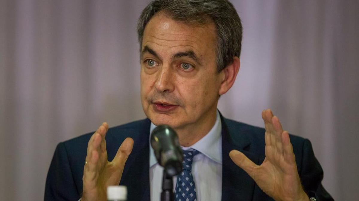 El ex presidente del gobierno español José Luis Rodríguez Zapatero llega a una rueda de prensa el 19 de mayo del 2016, en Caracas, Venezuela.
