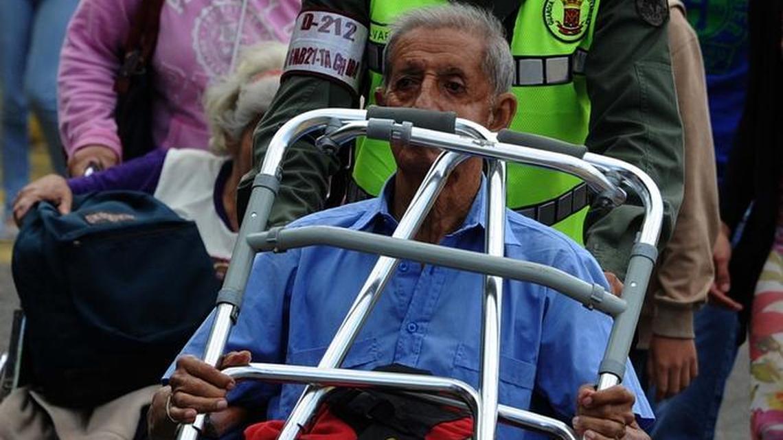 Los venezolanos cruzan el puente internacional Simón Bolívar para ir a la población colombiana de Cúcuta a comprar alimentos y medicinas.