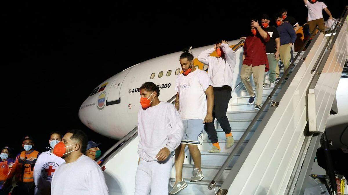 En esta foto de archivo, un avión de Conviasa con 178 migrantes deportados aterriza en Venezuela el 28 de marzo.