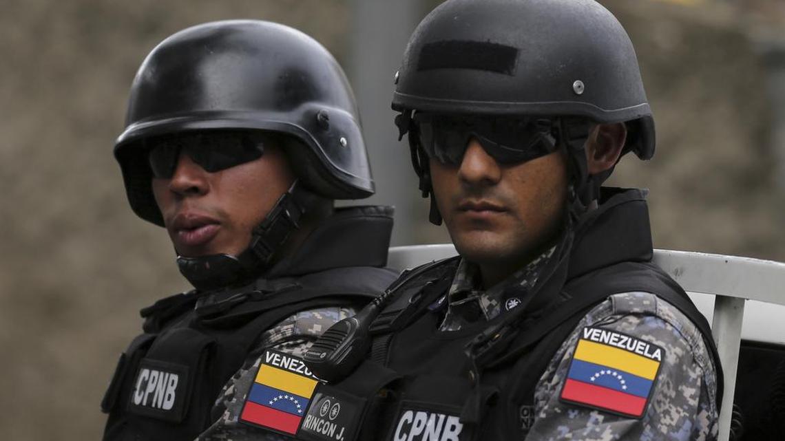 Policías venezolanos patrullan el 17 de enero del 2018 la morgue donde se encontraba el cuerpo del ex policía Óscar Pérez, quien fuera asesinado por el régimen de Maduro.
